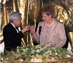 Emperor makes a toast at banquet in Helsinki